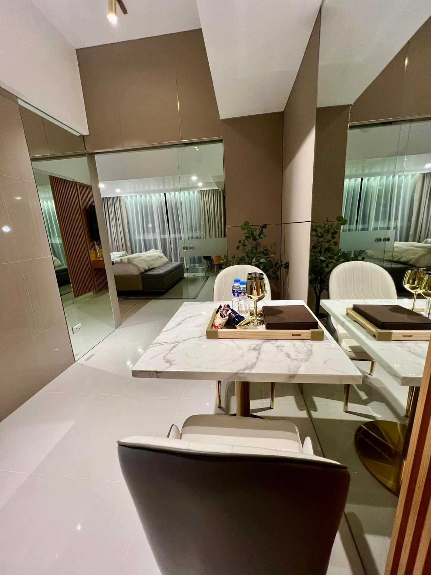 Hotel Vibe Condo At Uptown Parksuites Bgc ตากิก ภายนอก รูปภาพ
